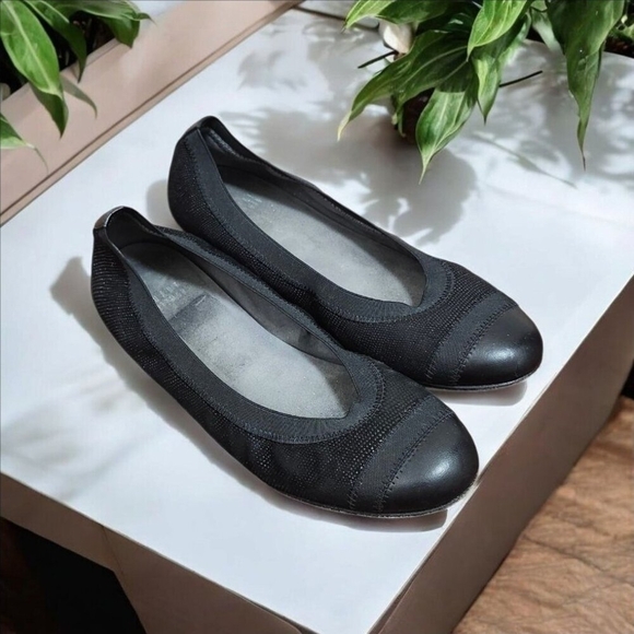 Stuart Weitzman Black Leather & Elastic Ballet Flats Size 8.5 - Picture 1 of 12